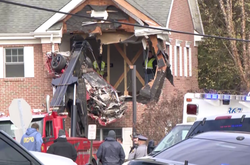 У США спорткар Porsche вилетів на другий поверх будинку, є жертви (фото)