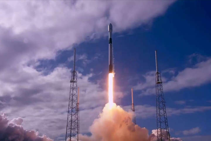SpaceX запустила в космос ракету з 60 супутниками для роздачі інтернету