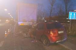 Позашляховик виїхав на узбіччя дороги і зіткнувся з припаркованою вантажівкою