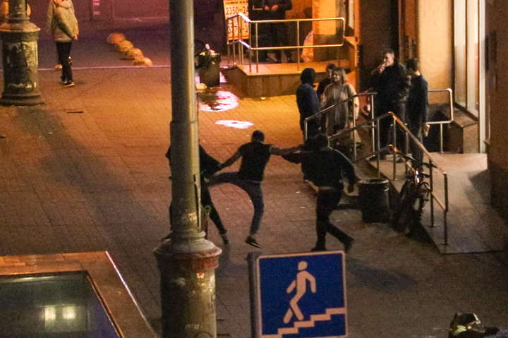 Троє іноземців влаштували бійку біля Бессарабського ринку (фото, відео)