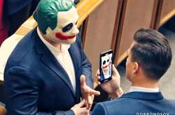 Нардеп Кива пришел в Раду в маске Джокера (фото)