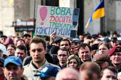 Учасники віча «Зупинимо капітуляцію!» на майдані Незалежності у столиці України, 6 жовтня 2019 року