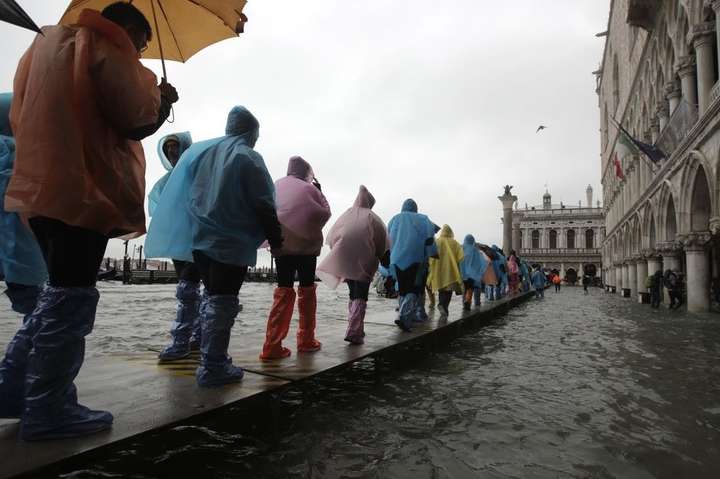 У Венеції повінь: вода піднялася більш ніж на метр 