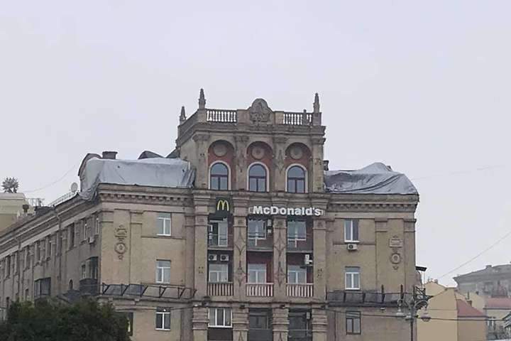 Надбудова на Майдані: власник приміщення намагався відновити будівництво (фото)
