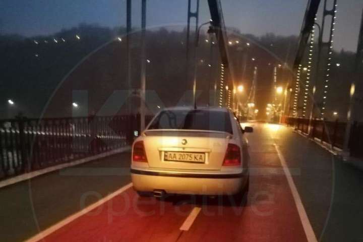 На світанку на Пішохідний міст у Києві виїхав автомобіль (фото)