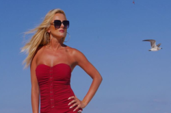 Ирина Федишин в соблазнительном белье позирует в гримерке (фото)