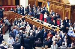 У президії стоять депутати «Батьківщини», а трибуну оточило депутати з фракції «Опозиційна платформа - За життя»