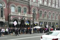 Поліція знесла намет учасників акції протесту біля Нацбанку (відео)