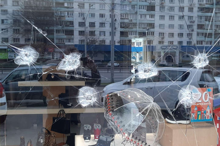 Пошкодження вітрини магазину в Києві: поліція розшукує чотирьох зловмисників