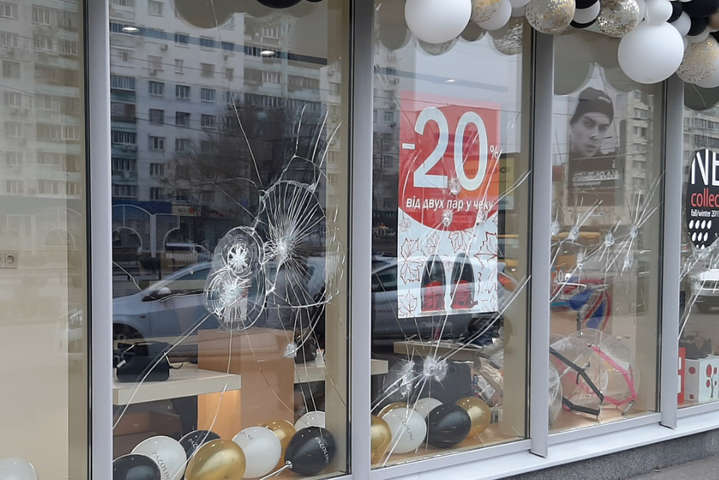 Невідомі обстріляли магазин на проспекті Перемоги в Києві (фото, відео)