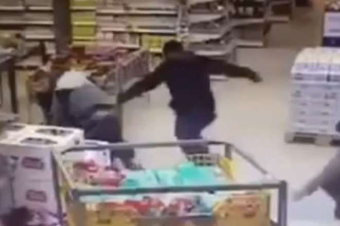 Суд заарештував молодиків, які жорстоко побили охоронця супермаркету 