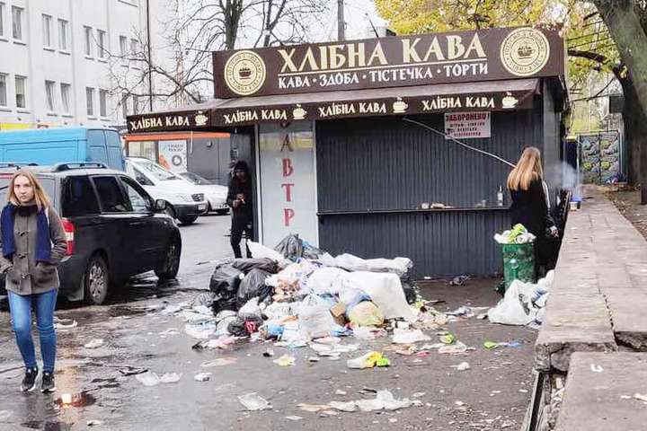 Територія біля МАФів у Києві перетворюється на звалища сміття (фото)