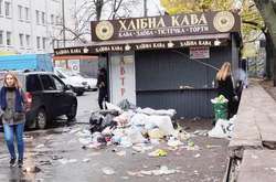 Територія біля МАФів у Києві перетворюється на звалища сміття (фото)