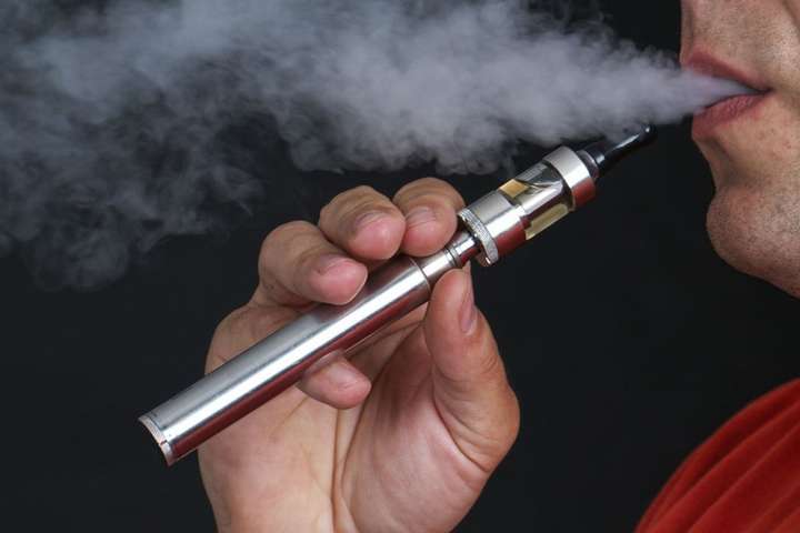Даже кратковременное курение электронных сигарет вредит здоровью - исследование