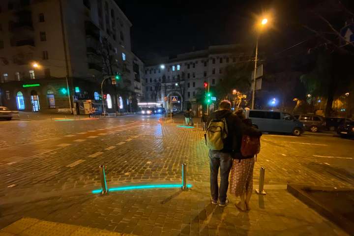 На пішохідних переходах у Києві з’явилося LED-каміння: як це працює (фото, відео)