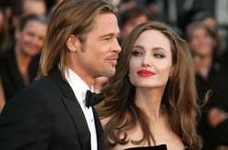  Анджелина, по словам инсайдера, хотела быть жить за границей и часто менять страны, но Брэд настаивает, чтобы дети оставались в Штатах и он мог видеть их в любое время 
  