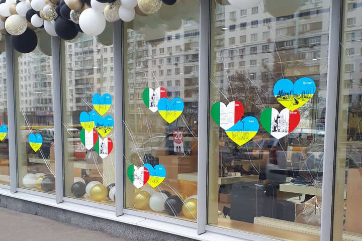 На розбитій вандалами вітрині київського магазину з’явилися прапори двох країн (фото, відео)