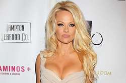 Похудевшая Памела Андерсон показала восхитительную фигуру в мини-платье с декольте