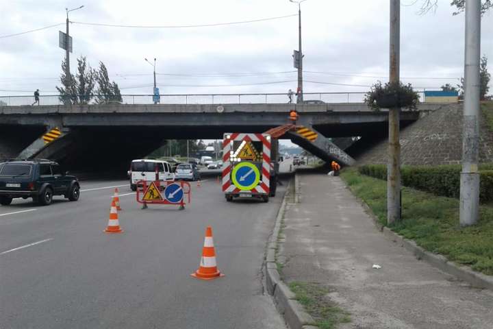 Дорожники капітально відремонтують «втомлений» міст біля метро «Чернігівська»