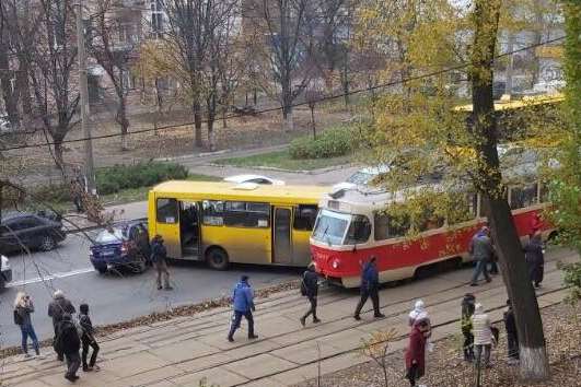 ДТП у Києві: маршрутка паралізувала рух трамваїв (фото)