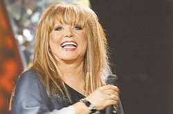  Организаторы не потратили ни копейки на проживание Аллы Пугачевой – она жила в одной из резиденций президента Белоруссии Александра Лукашенко 
  