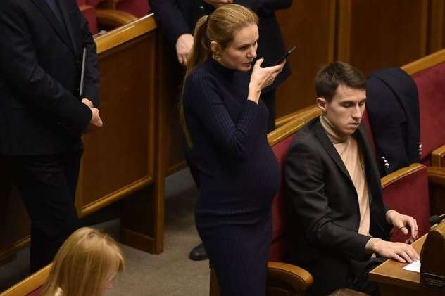 Вагітна Анна Скороход поскаржилась, що її фактично зажимають рота - Депутатка Скороход: Через те, що я не голосувала за ринок землі, затримали мого чоловіка для видачі Росії