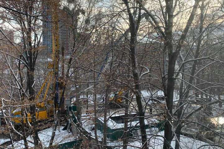 Столична влада зупинила скандальне будівництво на небезпечному схилі в центрі Києва