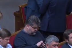 Не покаявся: «слуга» Яременко після історії з викликом повії продовжує «сидіти» в смартфоні