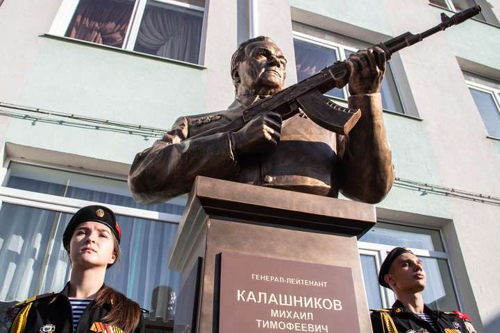 Возле школы в оккупированном Крыму установили памятник с огнестрельным оружием (фото)