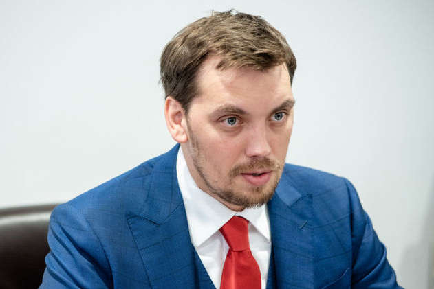 Олексій Гончарук агітував нардепів не підтримувати поправку до бюджету, згідно з якою, частина акцизного податку на паливо - 13,44% - залишається в місцевих бюджетах - ЗМІ опублікували розмову Гончарука зі «слугами народу»: прем’єр благав нардепів забрати у місцевих бюджетів «паливний» податок