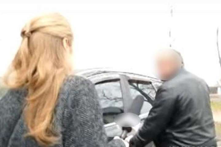 Посадовець сільради під Києвом «прокатав» журналіста на капоті свого авто