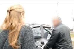 Чиновник відмовився відповідати на запитання журналістів,  натомість сів за кермо свого автомобіля і рушив