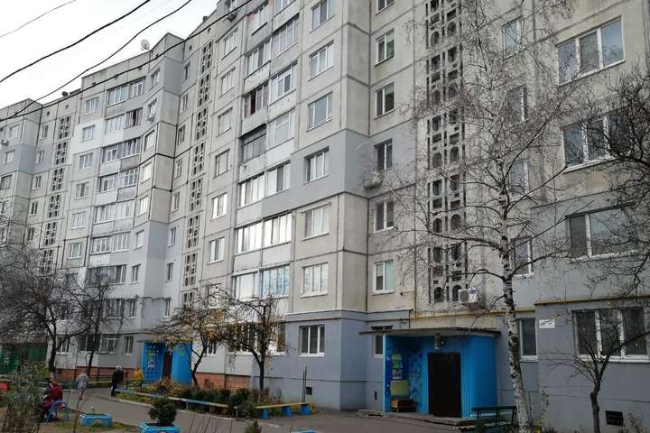 На Київщині молодик розпалив багаття у квартирі
