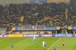 Павелко розважається. На матчі Україна – Естонія на центральній трибуні з’явився банер «Суркіс – х…ло»