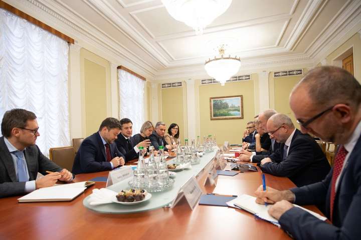 Зеленський обговорив з послами G7 хід реформи в Україні