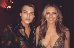  Дэмиан не стесняется копировать самые откровенные появления Элизабет Херли 
  