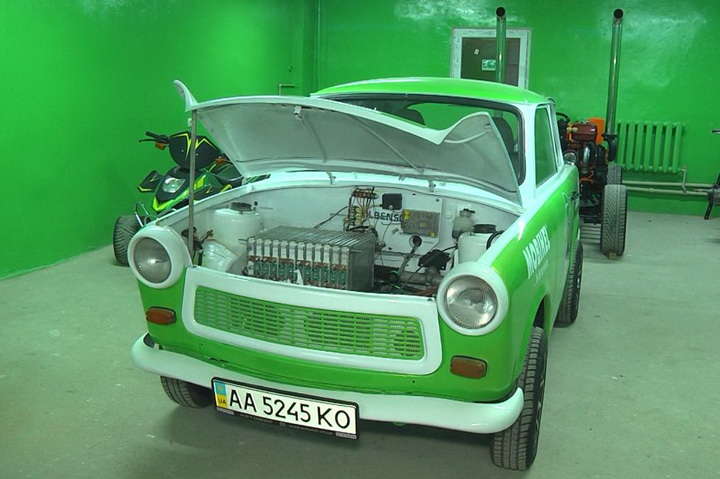 На Вінниччині студенти переробили під електромобіль легендарний німецький «Trabant»