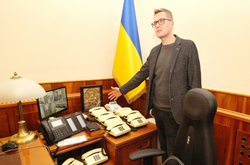 По словам Баканова, сегодня он получает 57 тыс. гривен в месяц, однако, говоря о повышении зарплаты, подразумевает не только себя