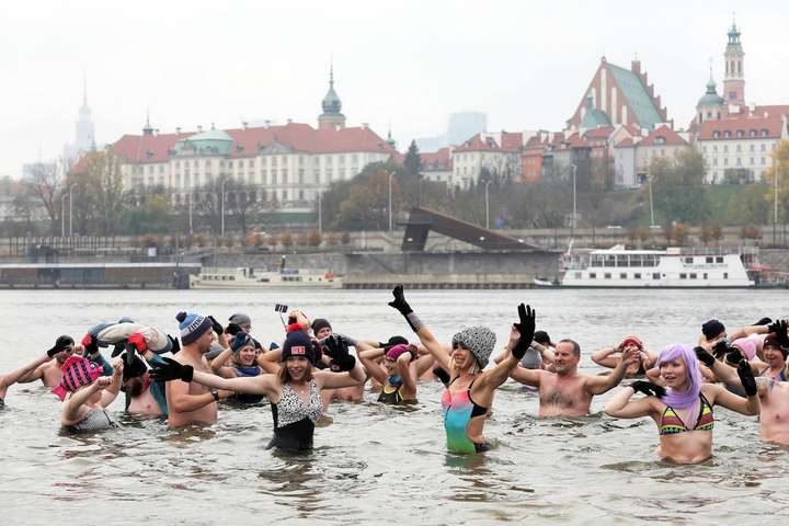 Як польські «моржі» відкривали купальний сезон. Фотогалерея