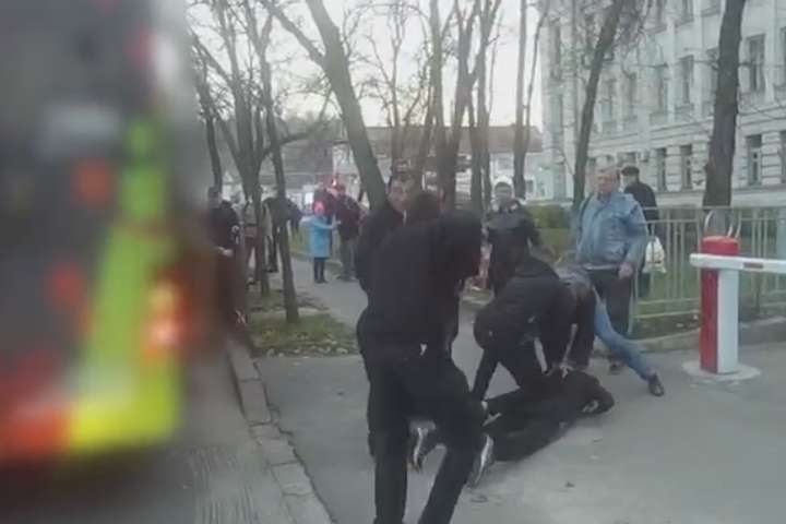 У Києві у тролейбусі двоє чоловіків влаштували різанину (відео)