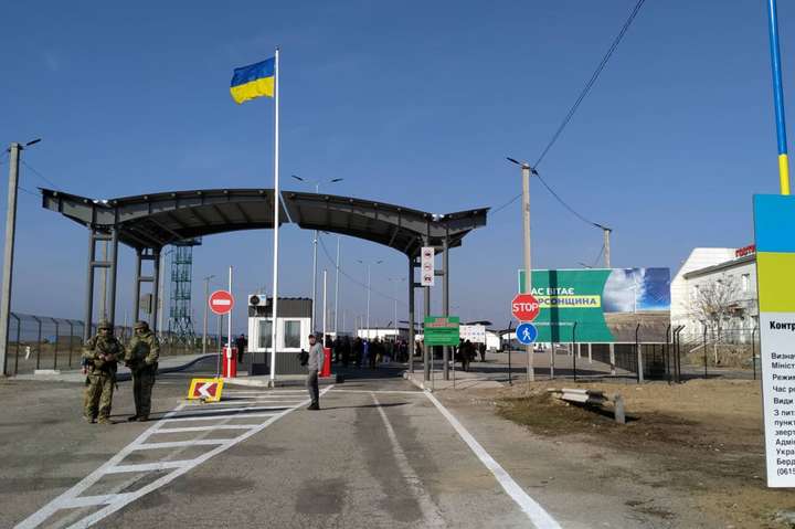 Два пункта въезда-выезда на границе с оккупированным Крымом открыли после реконструкции (фото)
