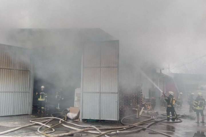 На складах у Києві сталася масштабна пожежа (фото)
