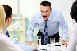 За словами голови профспілки держслужбовців, проявами булінгу на роботі є постійна необґрунтована критика та незадовільна оцінка роботи керівництвом