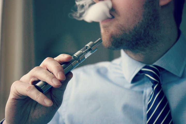 Минздрав предложил запретить курение электронных сигарет в общественных местах