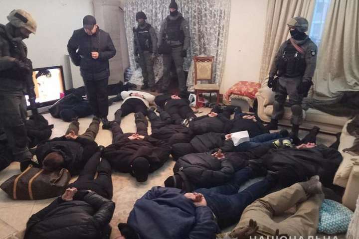 Спецоперація у Києві. Поліція штурмом взяла квартиру і затримали 17 осіб