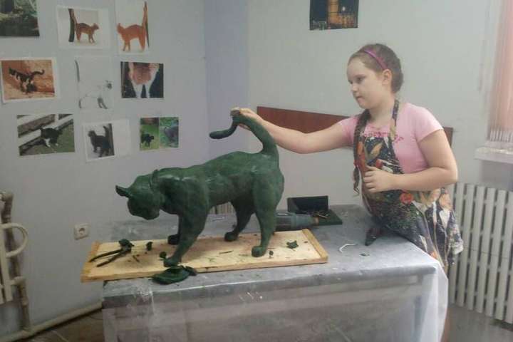 Українська школярка подарувала королівській родині з Бельгії статую «Пісяючого кота»