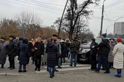 Мешканці будинку у Святошинському районі перекрили рух на одному з найжвавіших проспектів Києва – утворились затори