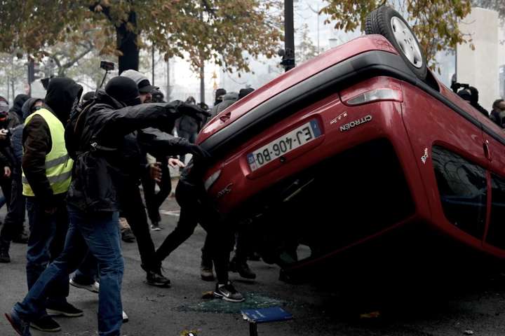 У Франції сталися сутички «жовтих жилетів» із поліцією на роковини руху