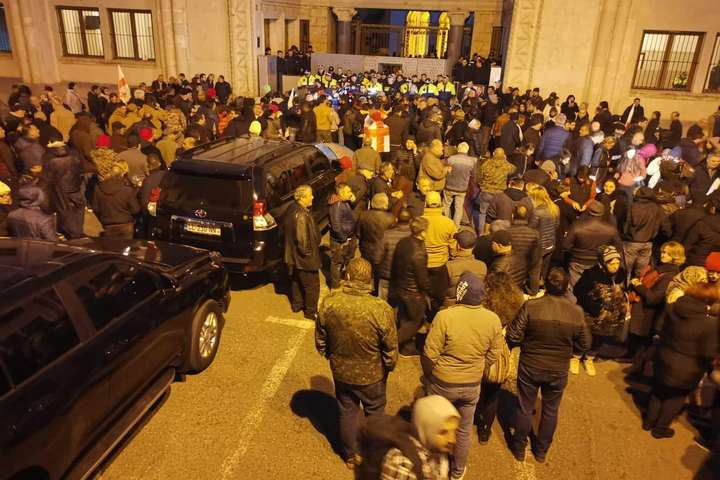 У Тбілісі протестувальники заблокували всі входи до парламенту
