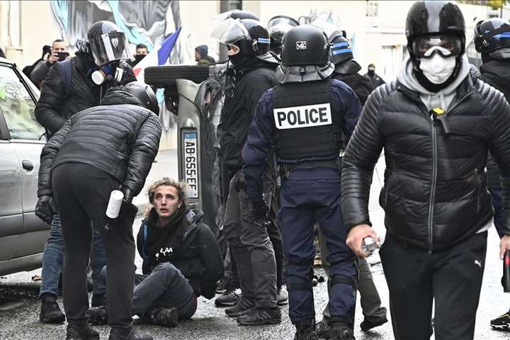 Поліція Франції затримала понад 250 «жовтих жилетів» 
